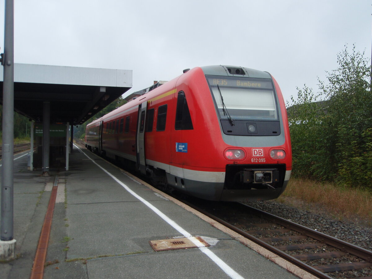 612 095 als RE 35 Hof Hbf - Bamberg Hbf in Münchberg. 24.09.2021
