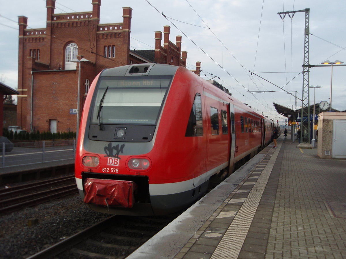 612 578 als RE 17 Kassel-Wilhelmshhe - Hagen Hbf in Warburg (Westf.). 10.12.2016