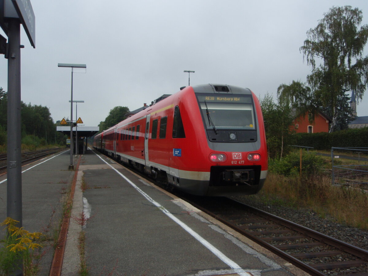 612 593 als RE 30 Hof Hbf - Nürnberg Hbf in Münchberg. 24.09.2021