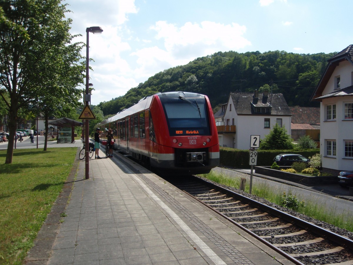620 529 als RB 30 aus Bonn Hbf in Ahrbrck. 13.06.2015