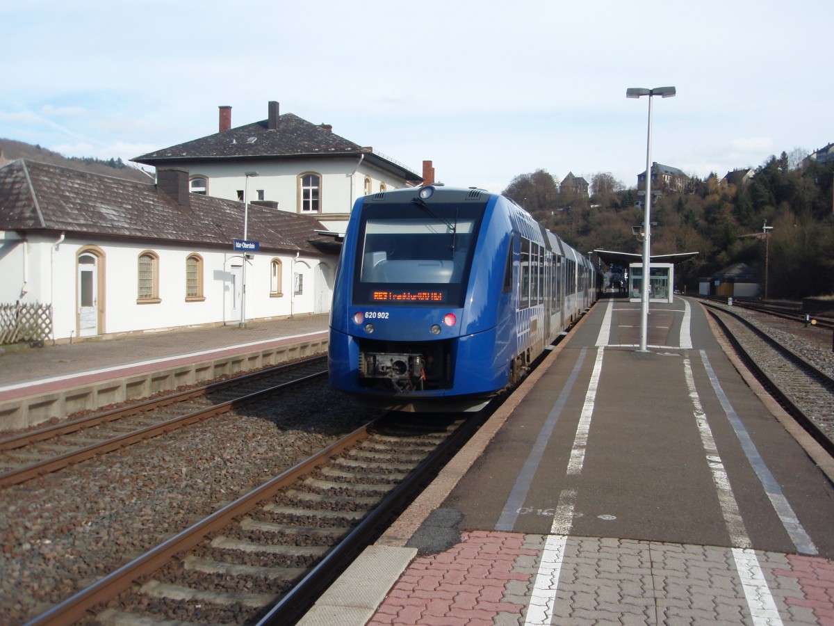 620 902 der vlexx als RE 3 Saarbrcken Hbf - Frankfurt (Main) Hbf in Idar-Oberstein. 28.02.2015