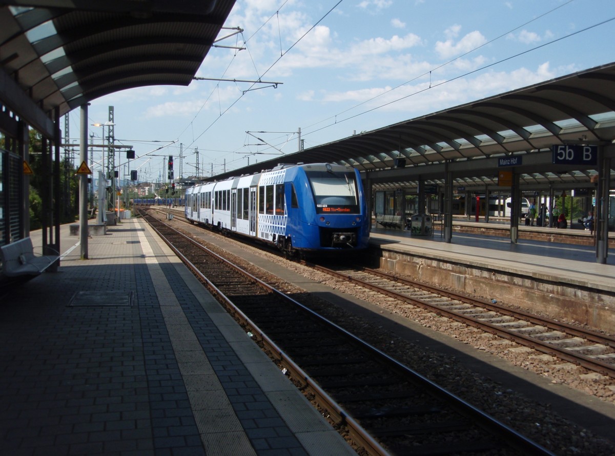 622 423 der vlexx als RB 33 nach Idar-Oberstein in Mainz Hbf. 11.07.2015