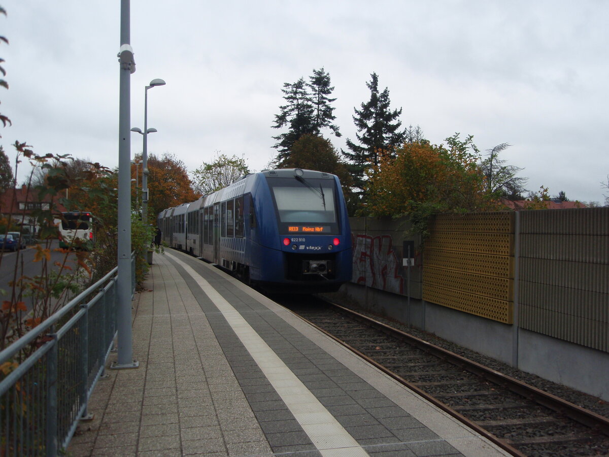 622 910 der vlexx als RE 13 nach Mainz Hbf in Kirchheimbolanden. 02.11.2024