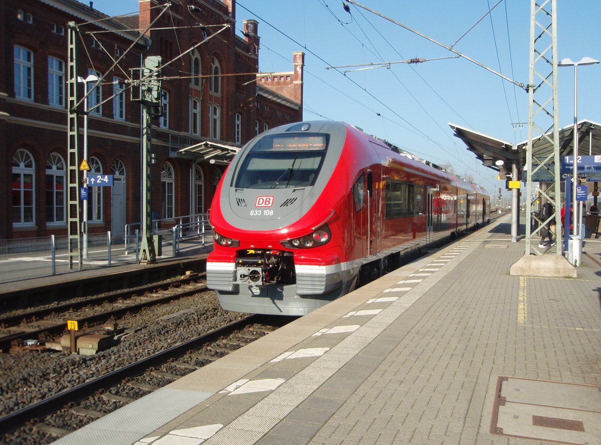 633 108 als RE 17 Kassel-Wilhelmshhe - Hagen Hbf in Warburg (Westf.). 30.03.2019