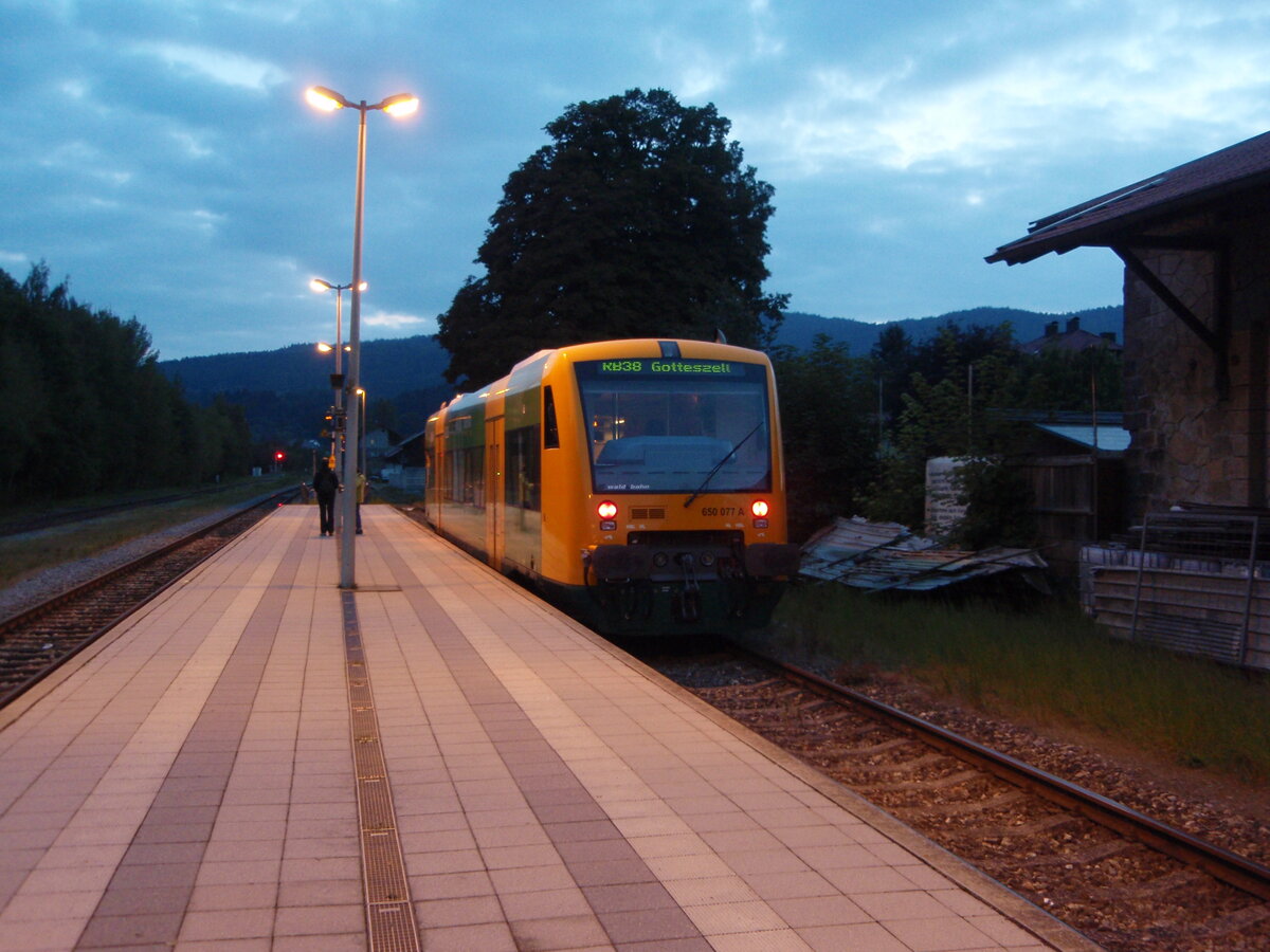 650 077 der Lnderbahn als RB 38 aus Viechtach in Gotteszell. 21.09.2021