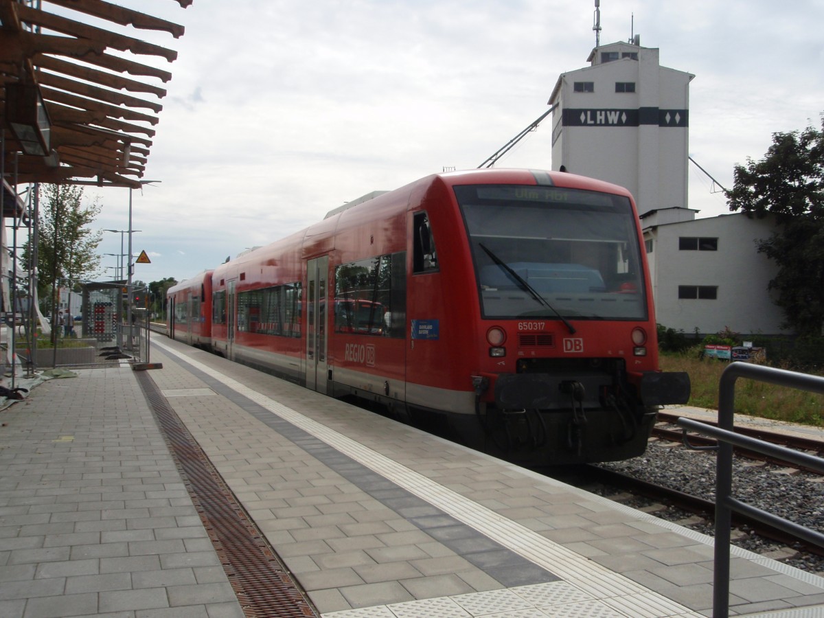 650 317 als RB nach Ulm Hbf in Weißenhorn. 25.08.2014