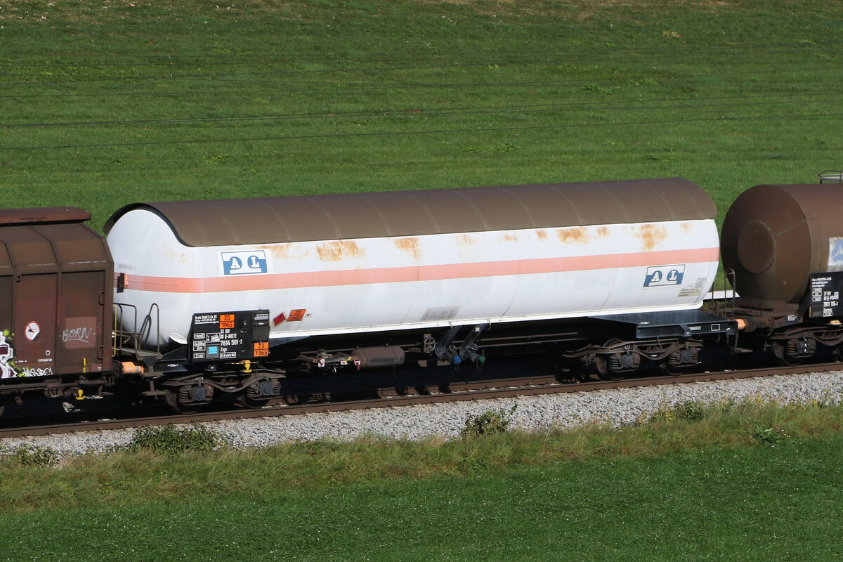 7814 501 (Zags) der  ARETZ-GmbH  am 11. Oktober 2023 bei Axdorf.