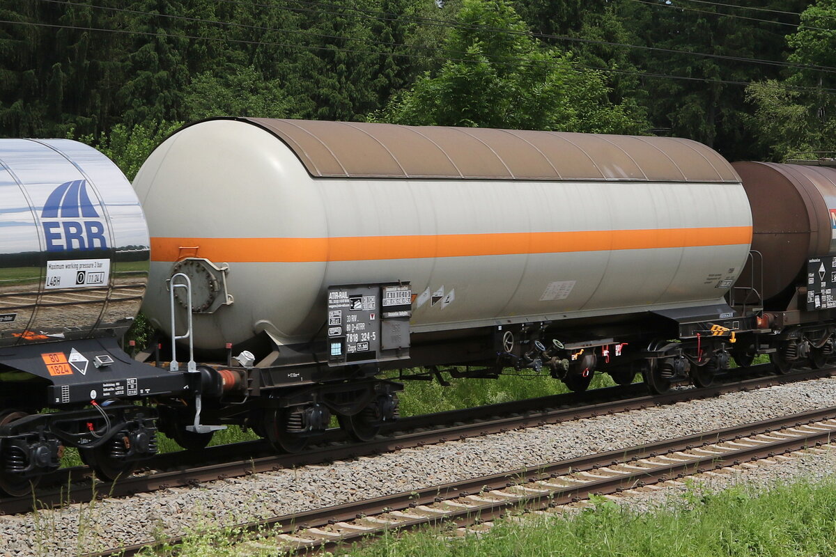 7818 324 (Zags) von  ATIR-Rail  am 10. Juni 2021 bei Grabensttt.