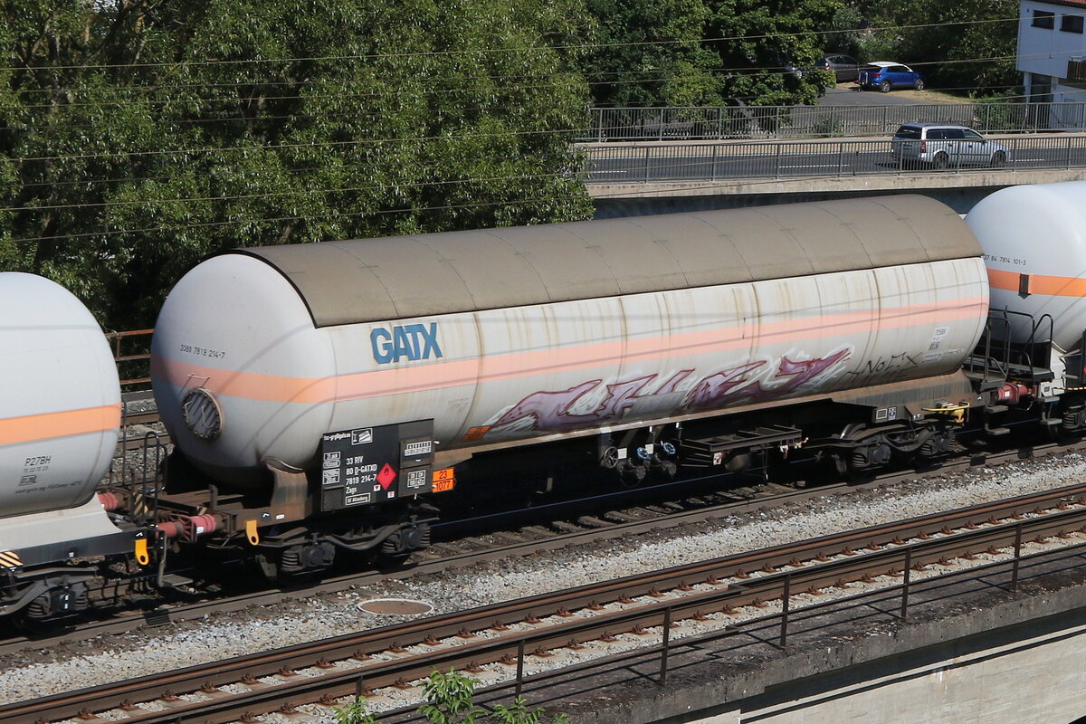 7819 214 (Zags) von  GATX  am 8. August 2022 bei Gemnden.