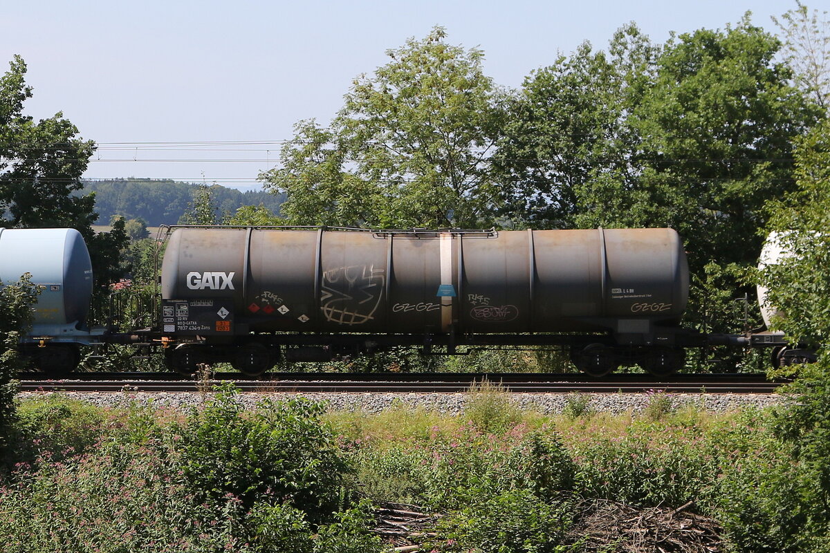 7837 434 (Zans) von  GATX  am 19. August 2025 bei Vachendorf. 7837 434 (Zans) von  GATX  am 19. August 2025 bei Vachendorf.