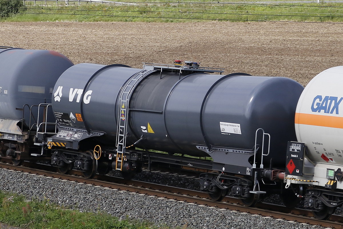 7840 052-0 (Zacens) von  VTG  am 18. August 2017 bei Harrbach.