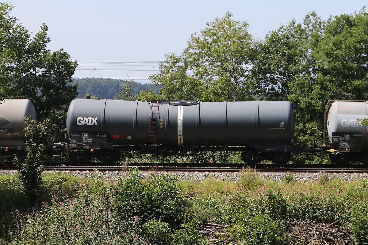 7843 656 (Zans) von  GATX  am 19. August 2025 bei Vachendorf. 7843 656 (Zans) von  GATX  am 19. August 2025 bei Vachendorf.