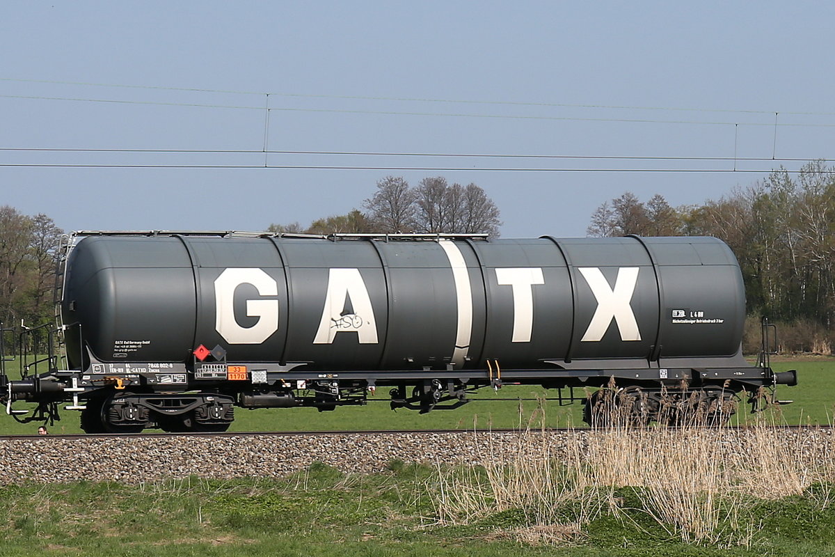 7846 802-8 (Zacns) von  GATX  am 9. April 2017 bei Bernau.