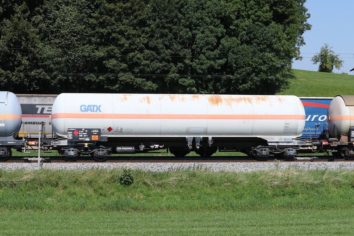 7918 721 (Zagkks) von  GATX  am 22. August 2023 bei Axdorf.