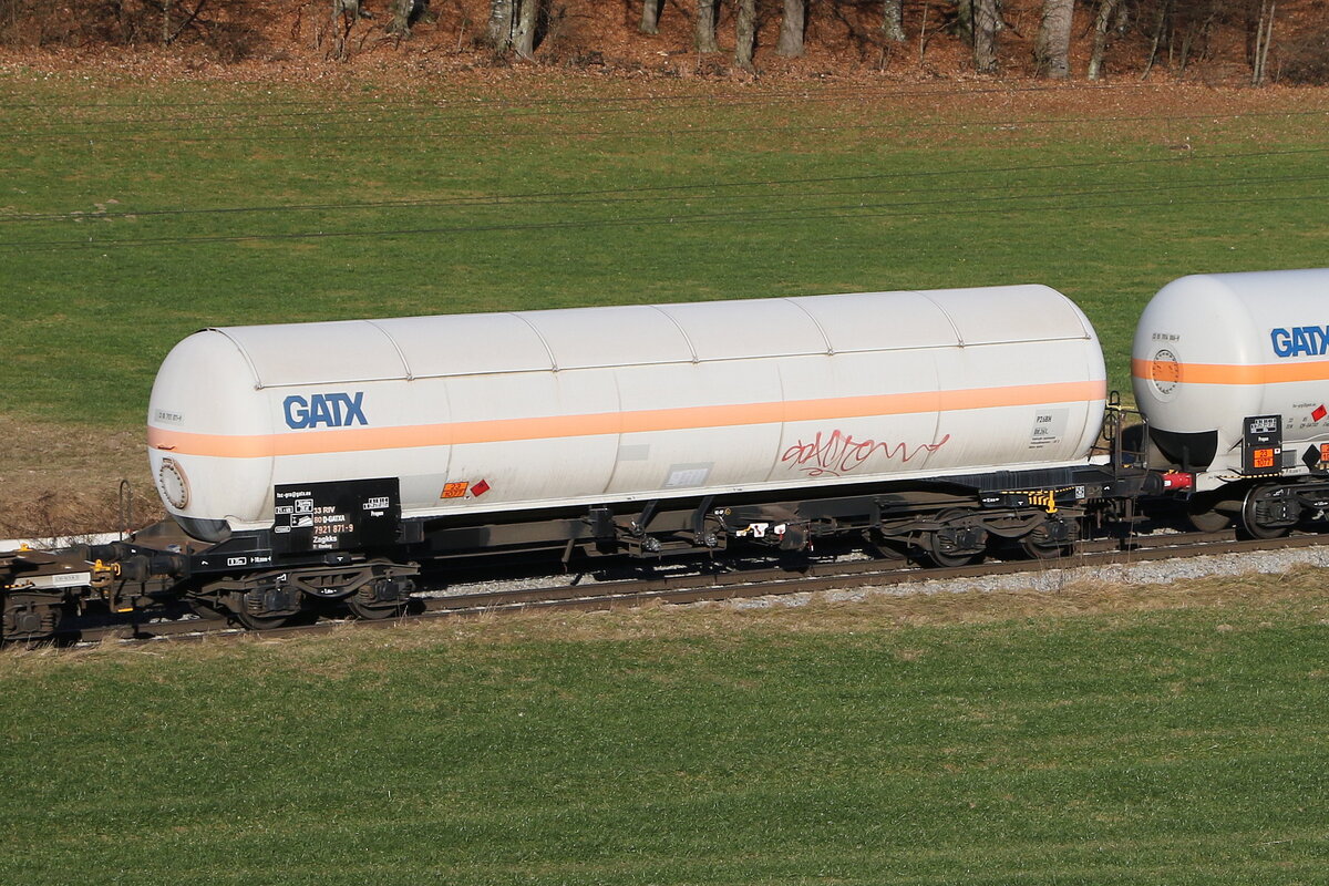 7921 871 (Zagkks) von  GATX  am 27. Dezember 2023 bei Axdorf.