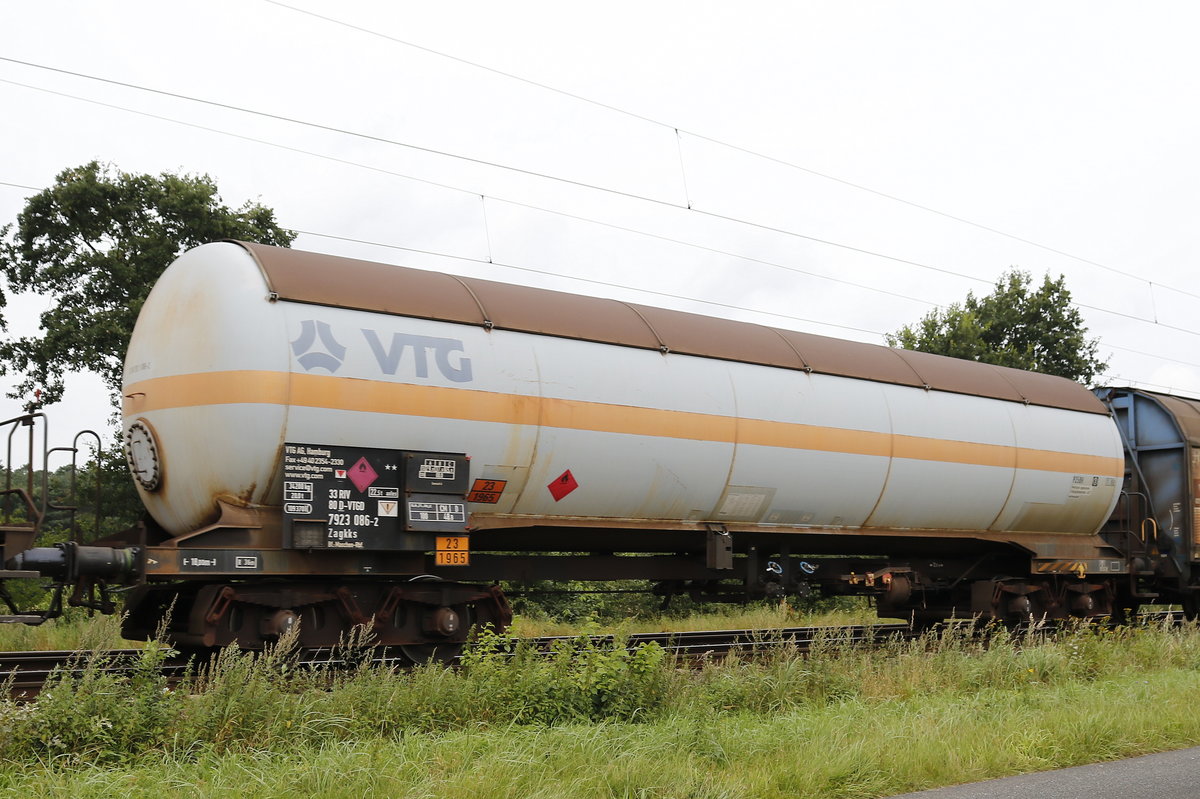 7923 086-2 (Zagkks) von  VTG  am 17. August 2017 bei Drverden.