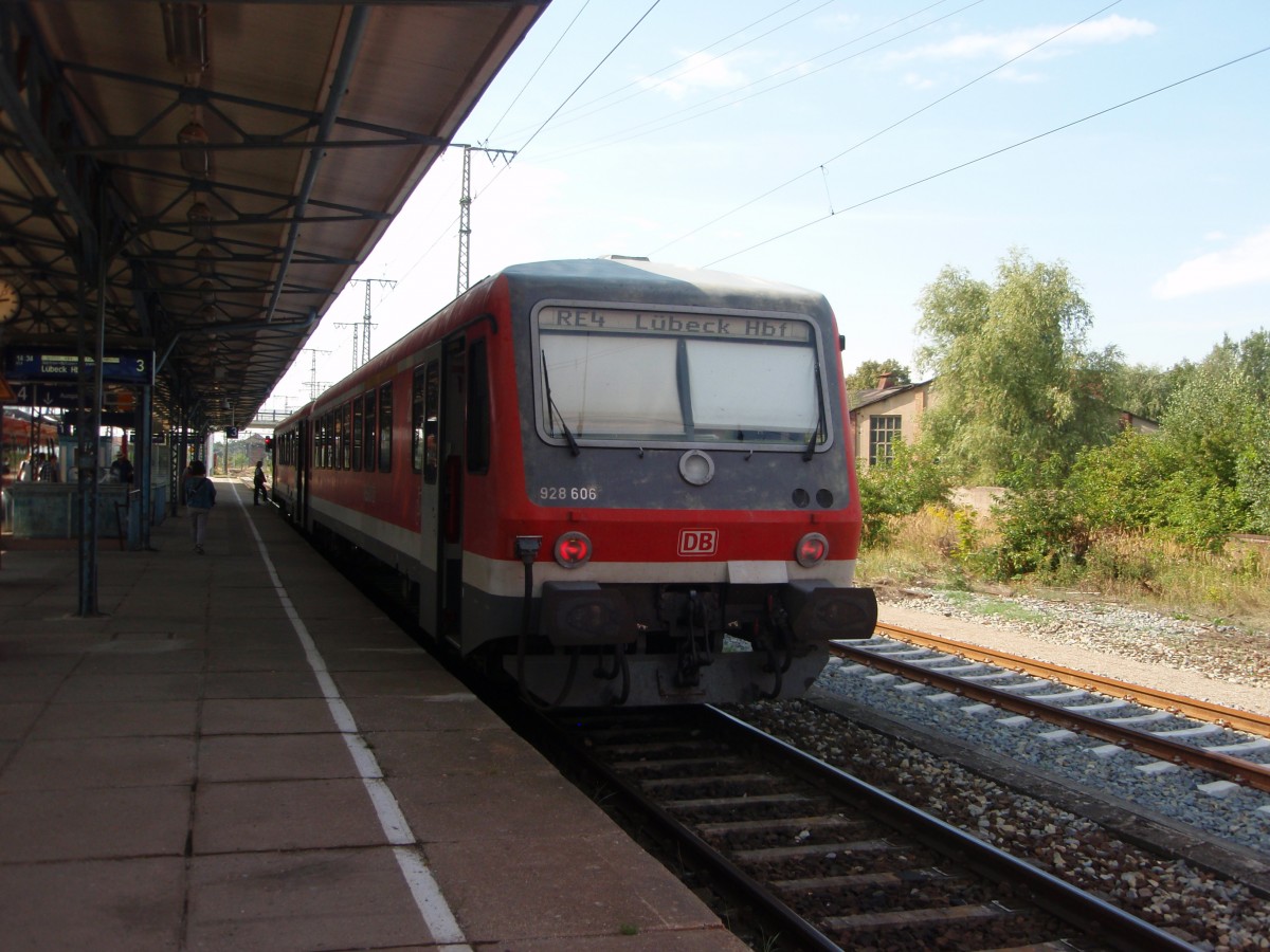 928 606 als RE 4 Stettin - Lübeck Hbf in Neubrandenburg. 31.08.2015