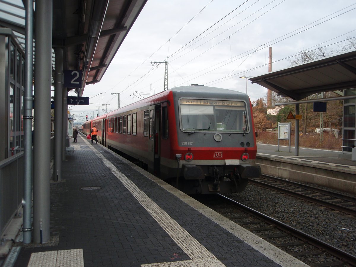 928 617 als RE 17 aus Hagen Hbf in Warburg (Westf.). 10.12.2016