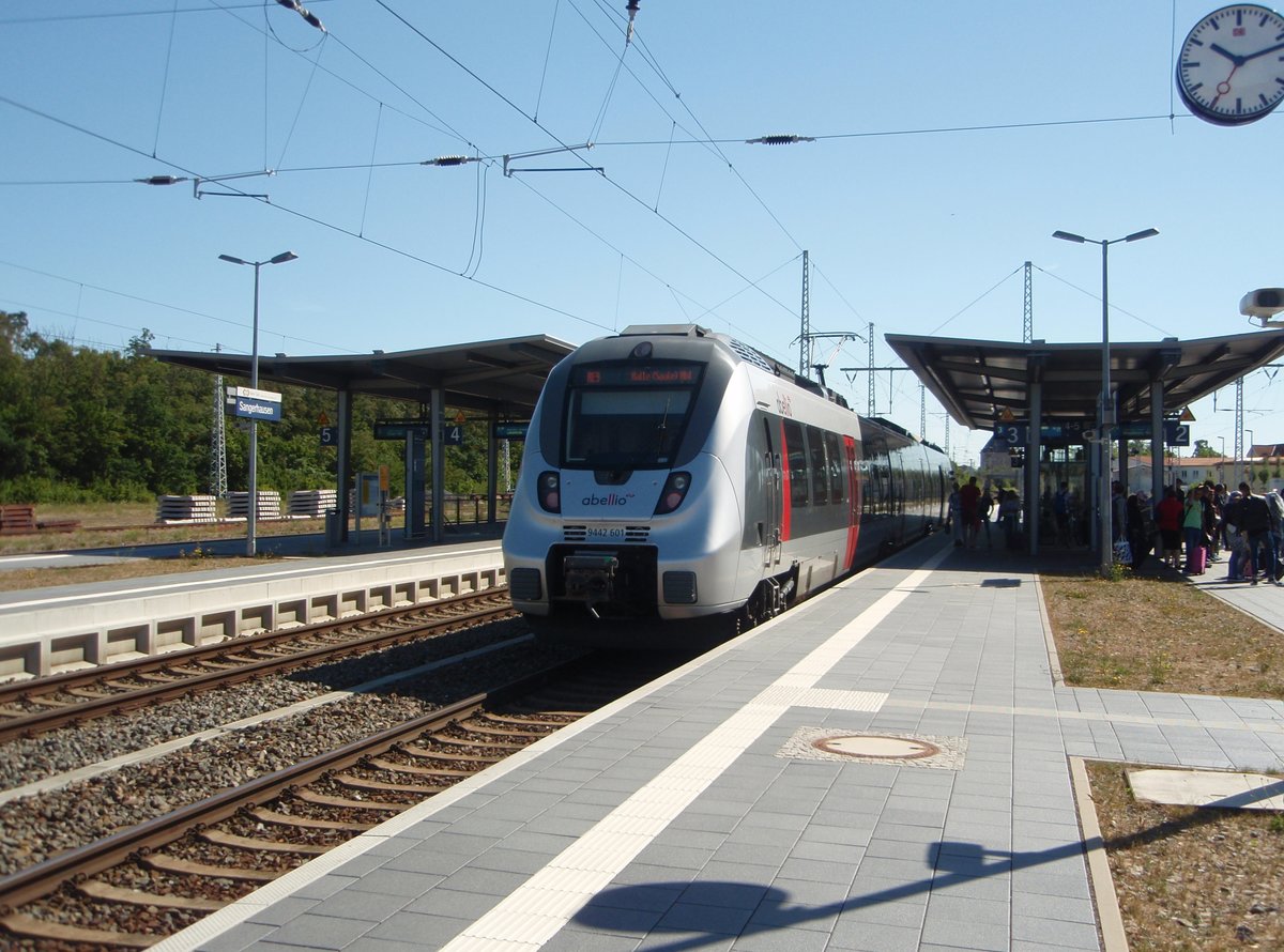 9442 601 der Abellio Rail Mitteldeutschland als RE 9 Kassel-Wilhelmshöhe - Halle (Saale) Hbf in Sangerhausen. 07.07.2018