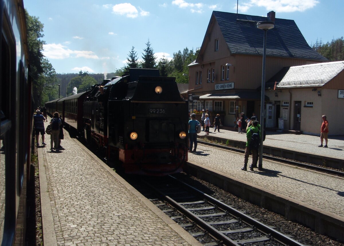 99 236 der Harzer Schmalspurbahnen als HSB Brocken - Nordhausen Nord bei der Einfahrt in Drei Annen Hohne. 02.07.2022
