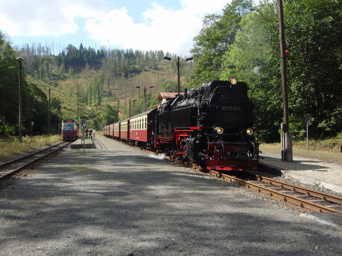 99 7232 der Harzer Schmalspurbahnen als HSB Nordhausen Nord - Brocken bei der Einfahrt in Eisfelder Talmhle. 10.08.2024