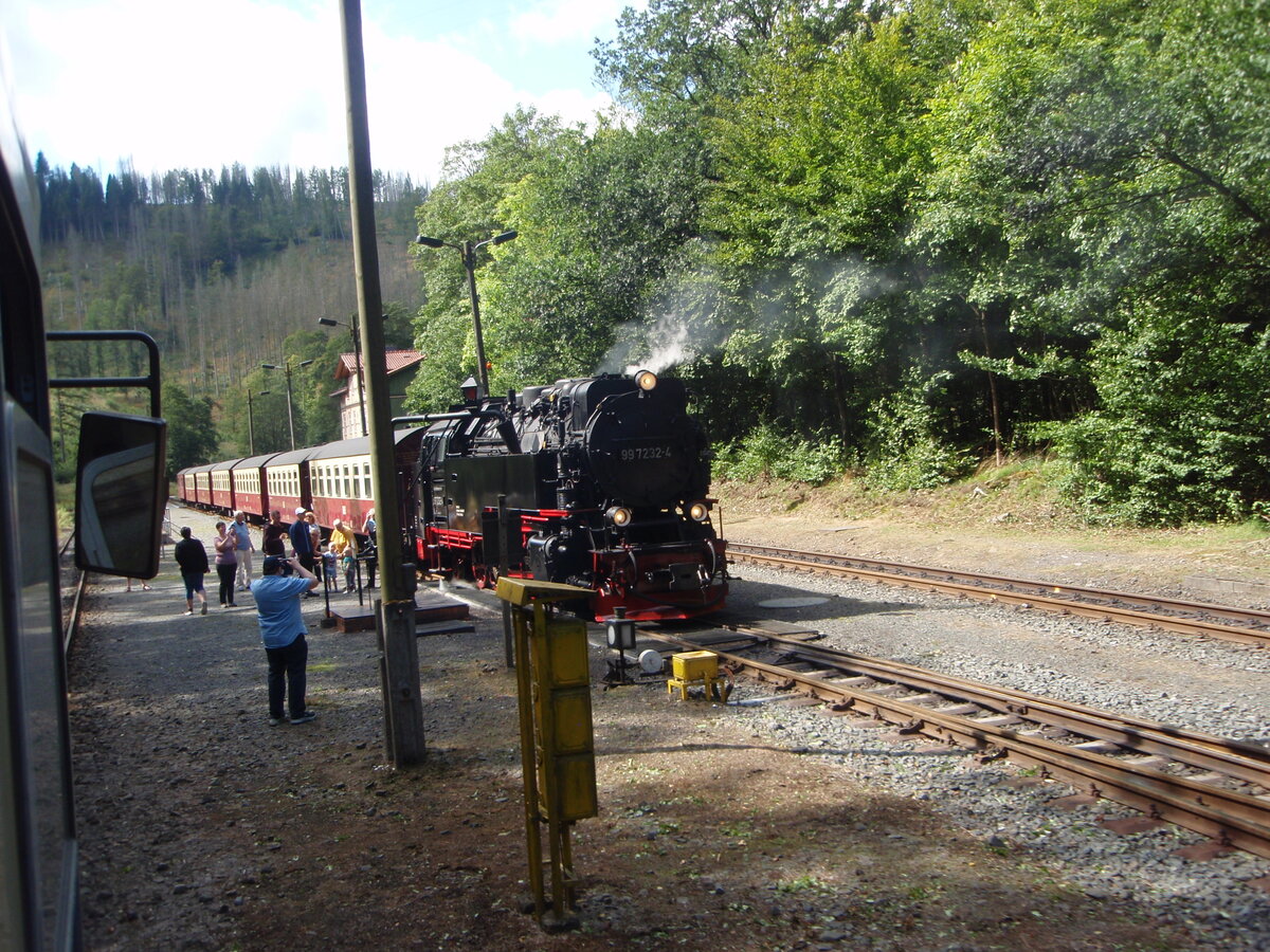 99 7232 der Harzer Schmalspurbahnen als HSB Nordhausen Nord - Brocken beim Wasserfassen in Eisfelder Talmhle. 10.08.2024