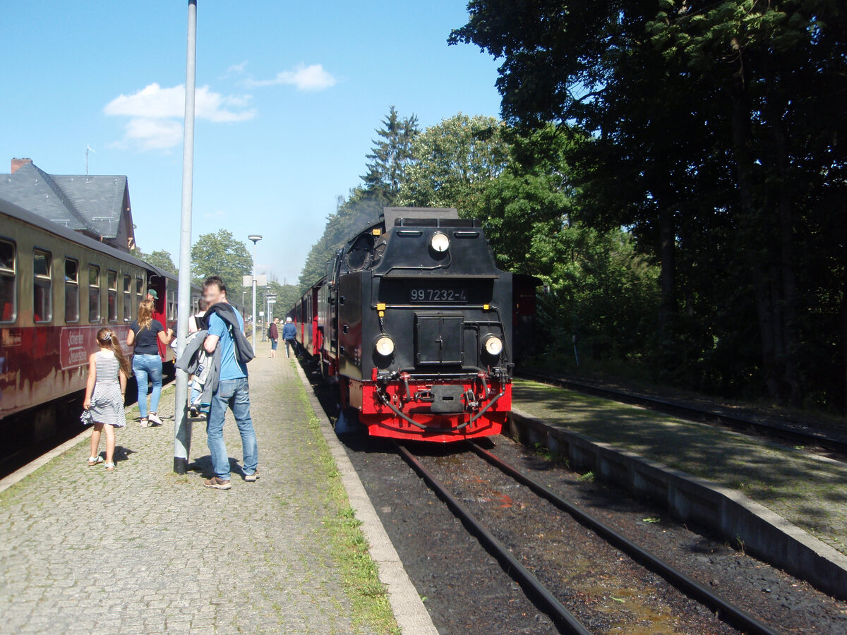 99 7232 der Harzer Schmalspurbahnen als HSB Brocken - Nordhausen Nord in Drei Annen Hohne. 10.08.2024

