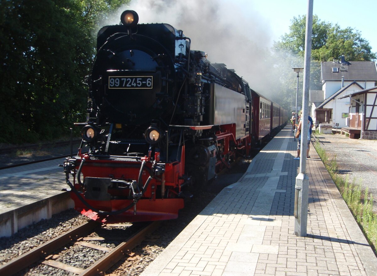 99 7245-6 der Harzer Schmalspurbahnen als HSB Nordhausen Nord - Brocken bei der Einfahrt in Ilfeld. 02.07.2022