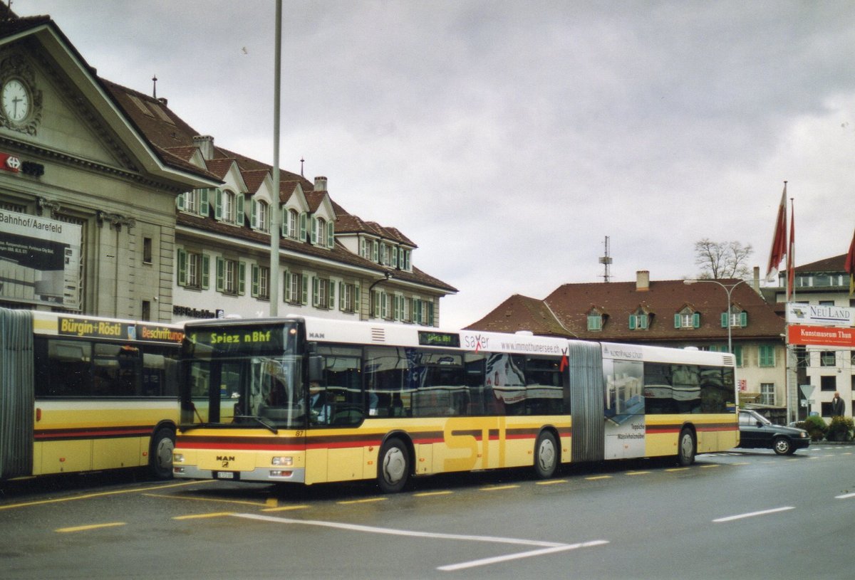 (AE 16) - Aus dem Archiv: STI Thun - Nr. 87/BE 572'087 - MAN am 3. November 2003 beim Bahnhof Thun