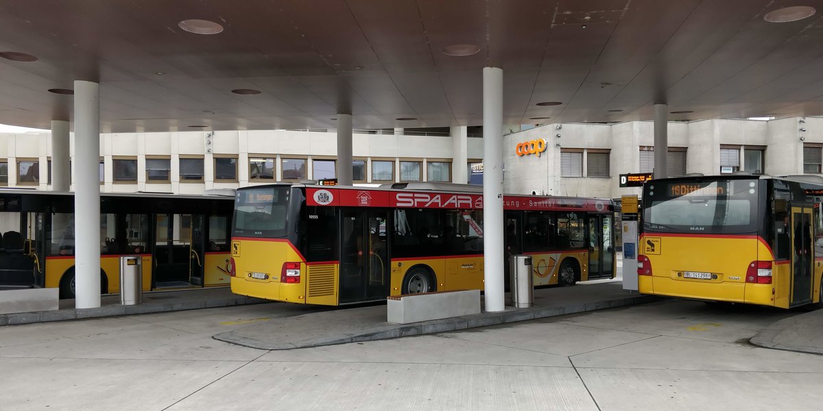 An diesen Tag standen am Bahnhof zwei MAN A21 der linke ist der erste der neuen Generation und der Rechte ist einer der vier 2018 MAN A21 die erst seit einem Monat im einsatz sind. Ganz links steht ein O530 Facelift von PU Mario Steiner den er seit jetzt 4 Jahren hat es handelt sich um einer der aller letzten O530 Facelift die je Produziert worden. Sie alle warten auf den 15:03 Zug nach Delsberg.|Fahrzeuge: Mercedes O530 2014| MAN A21 2016| MAN A21 2018||Ort: Laufen Bahnhof|| Linien 111,114,119