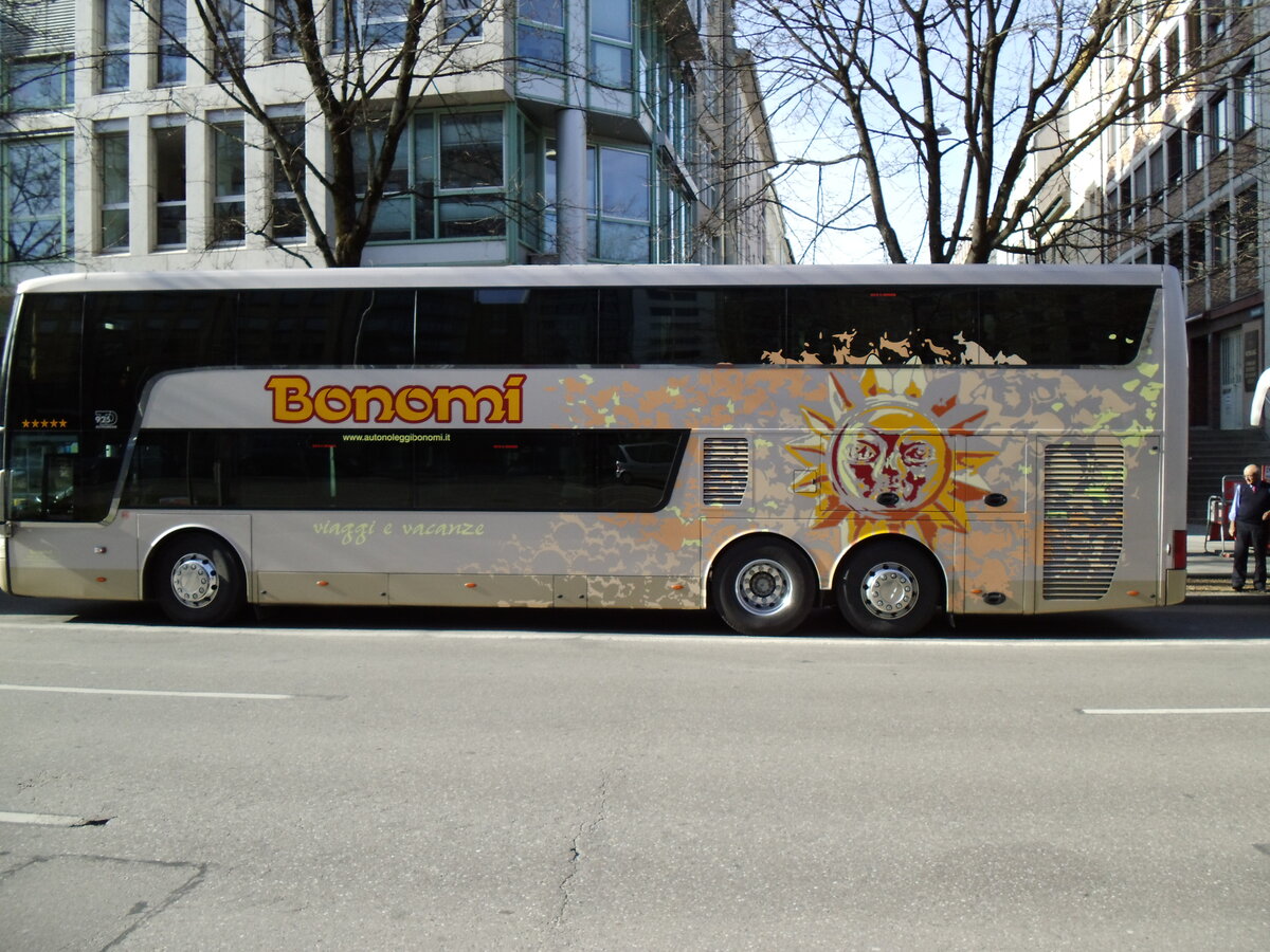 Aus Italien: Bonomi, Rogno - Van Hool Astromega TD 925 am 25. Februar 2014 in Mnchen (Aufnahme: Martin Beyer)