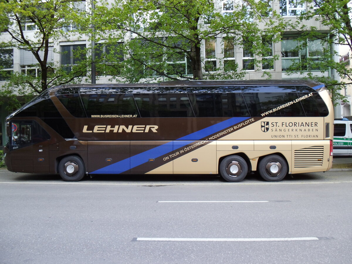 Aus Oesterreich: Lehner, Niederwaldkirchen - Neoplan Starliner am 9. April 2014 in Mnchen (Aufnahme: Martin Beyer)