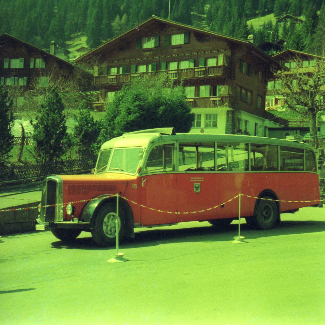 (AZiN 13) - Aus dem Archiv: AFA Adelboden - Nr. 15/BE 231'897 - Saurer/Saurer (ex P 23'052; ex P 2076) am 9. April 1974 beim Autobahnhof Adelboden