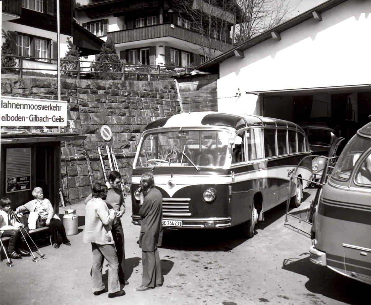 (AZiN 33) - Aus dem Archiv: Geiger, Adelboden - Nr. 1/BE 264'231 - Saurer/R&J (ex AAGI Interlaken) am 9. April 1974 beim Autobahnhof Adelboden