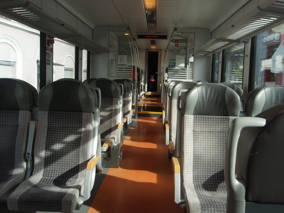 Der Innenraum eines GTW der Steiermarkbahn und Bus. 04.05.2024