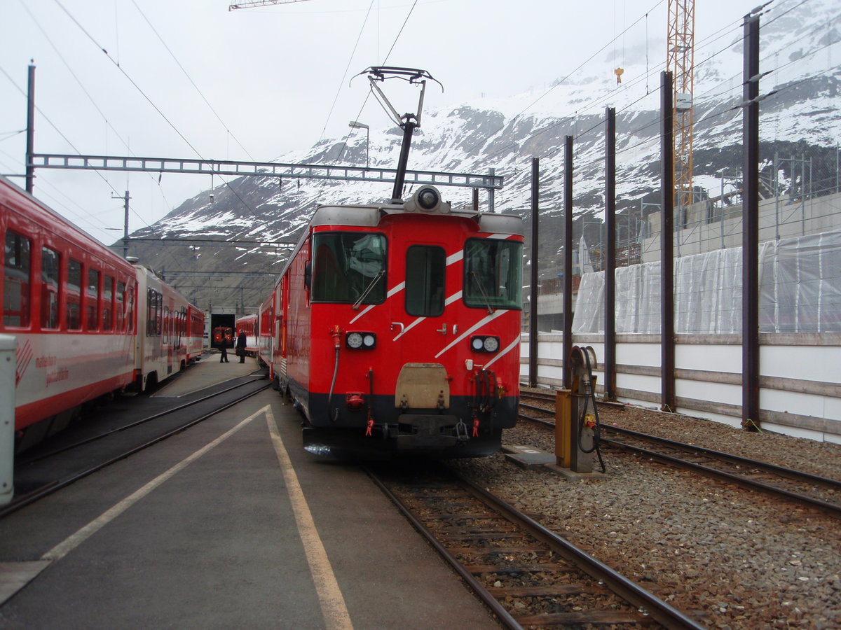 Ein Deh 4/4 der Matterhorn-Gotthard-Bahn als R nach Visp in Andermatt. 04.05.2019