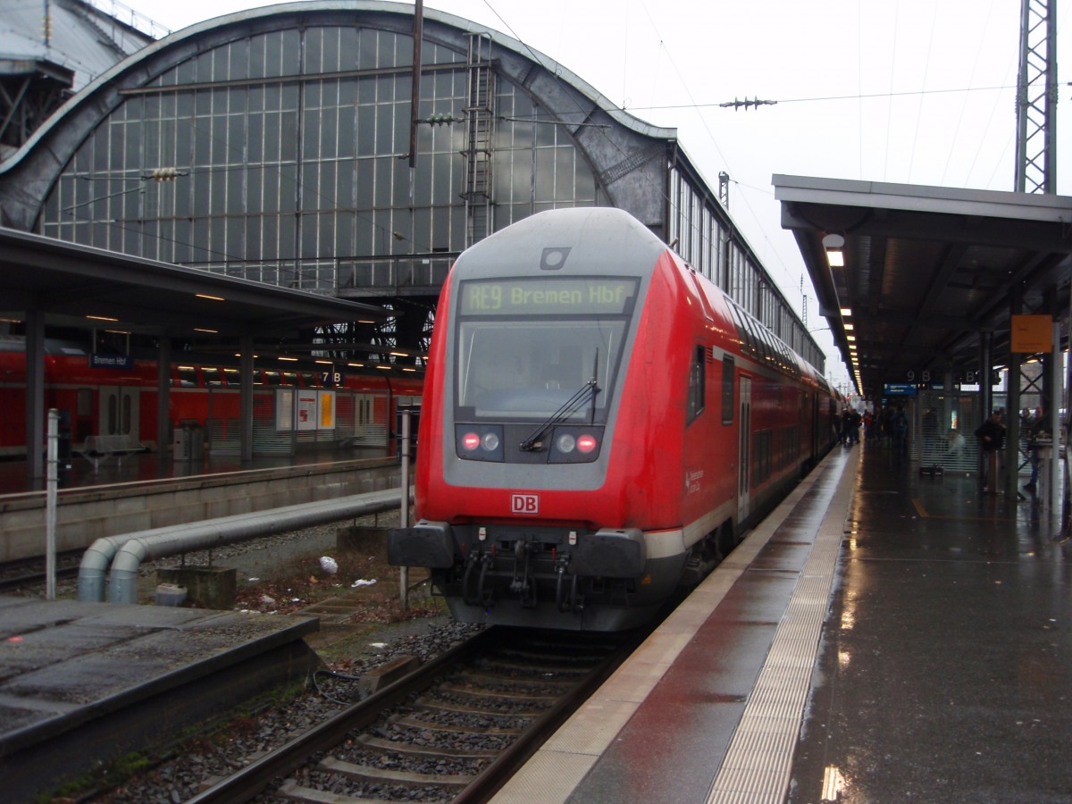 Ein Doppelstock Steuerwagen als RE 9 nach Osnabrck Hbf in Bremen Hbf. 07.02.2015