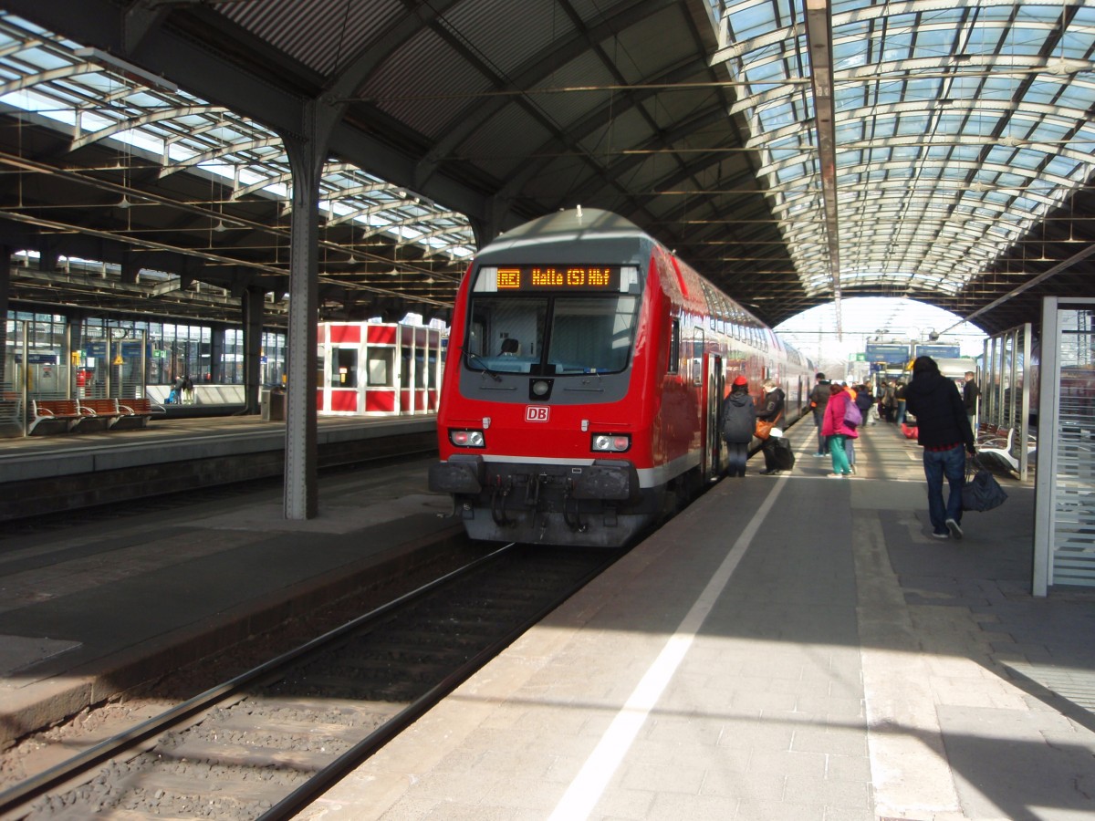 Ein Doppelstock Steuerwagen als RE 9 aus Kassel-Wilhelmshhe in Halle (Saale) Hbf. 04.04.2015