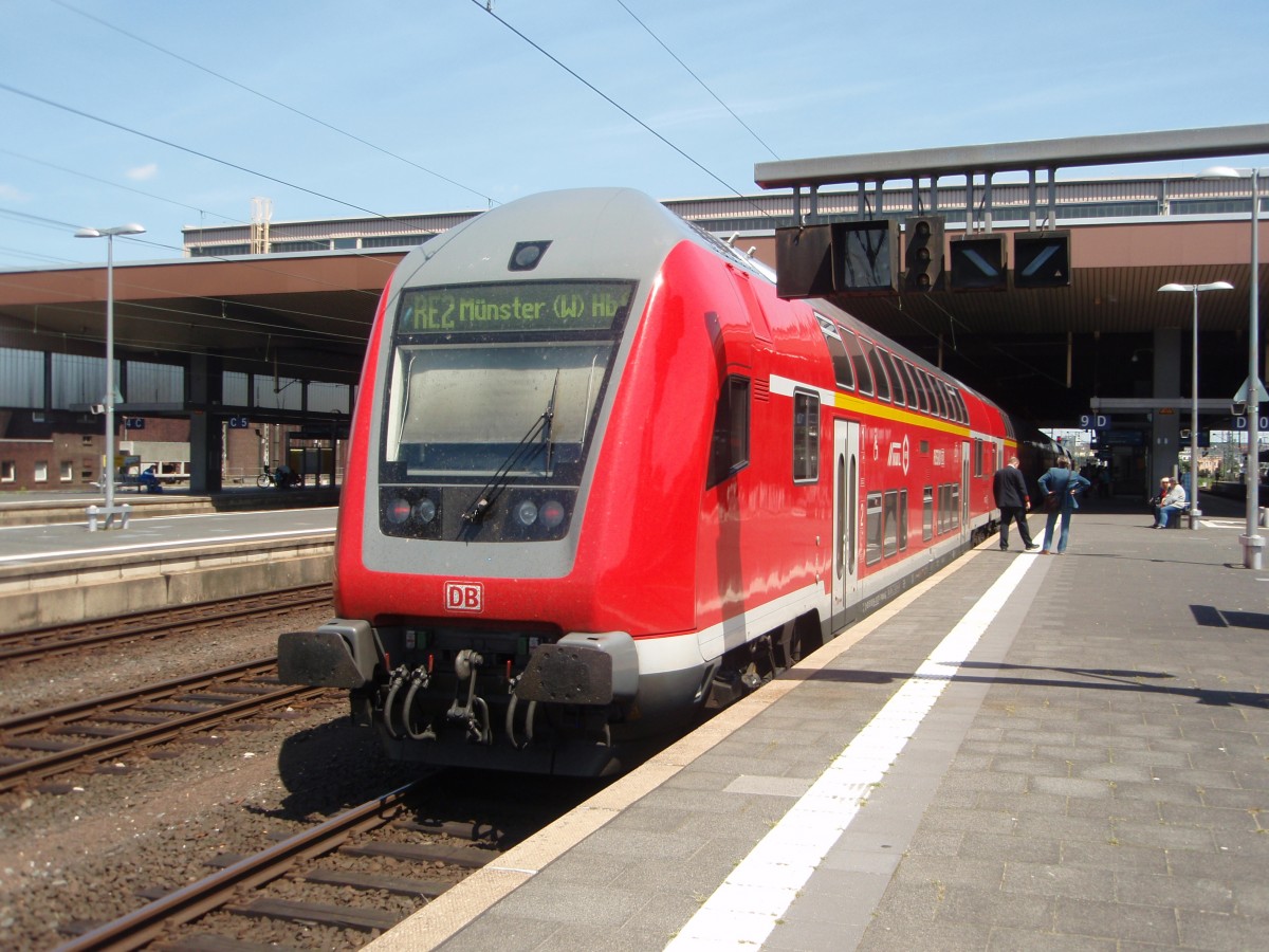 Ein Doppelstock Steuerwagen als RE 2 aus Mnster (Westf.) Hbf in Dsseldorf Hbf. 07.06.2015