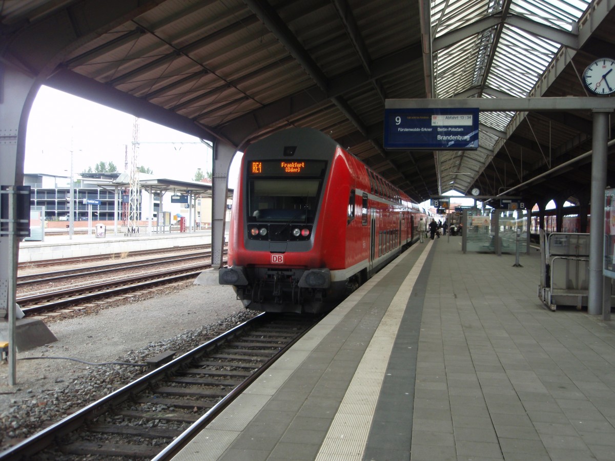 Ein Doppelstock Steuerwagen als RE 1 aus Brandenburg Hbf in Frankfurt (Oder) Hbf. 28.08.2015