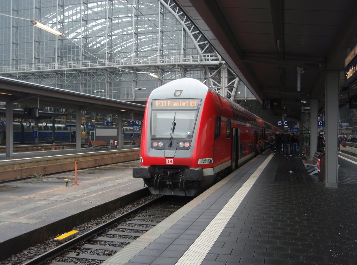 Ein Doppelstock Steuerwagen als RE 30 aus Kassel Hbf in Frankfurt (Main) Hbf. 02.02.2019