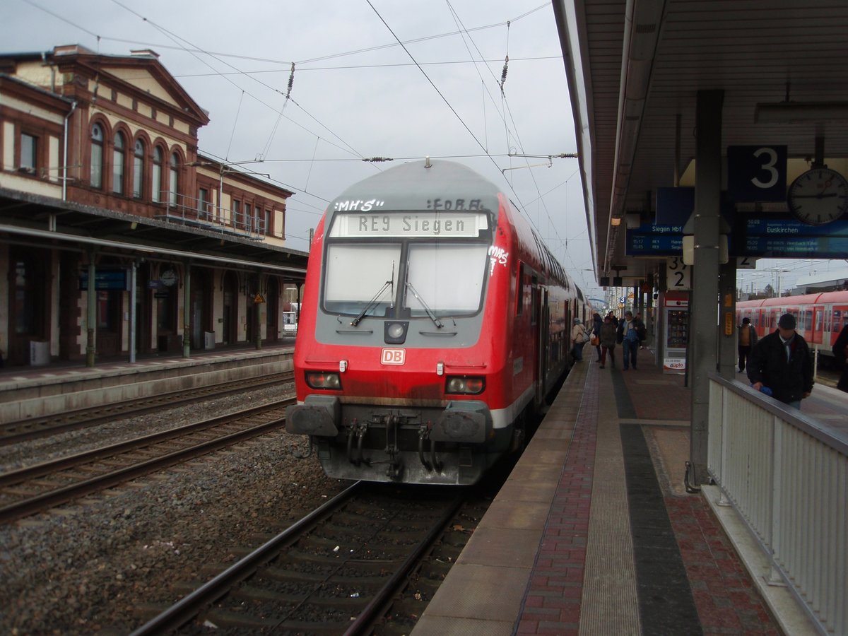 Ein Doppelstock Steuerwagen als RE 9 Aachen Hbf - Siegen in Dren. 09.03.2019