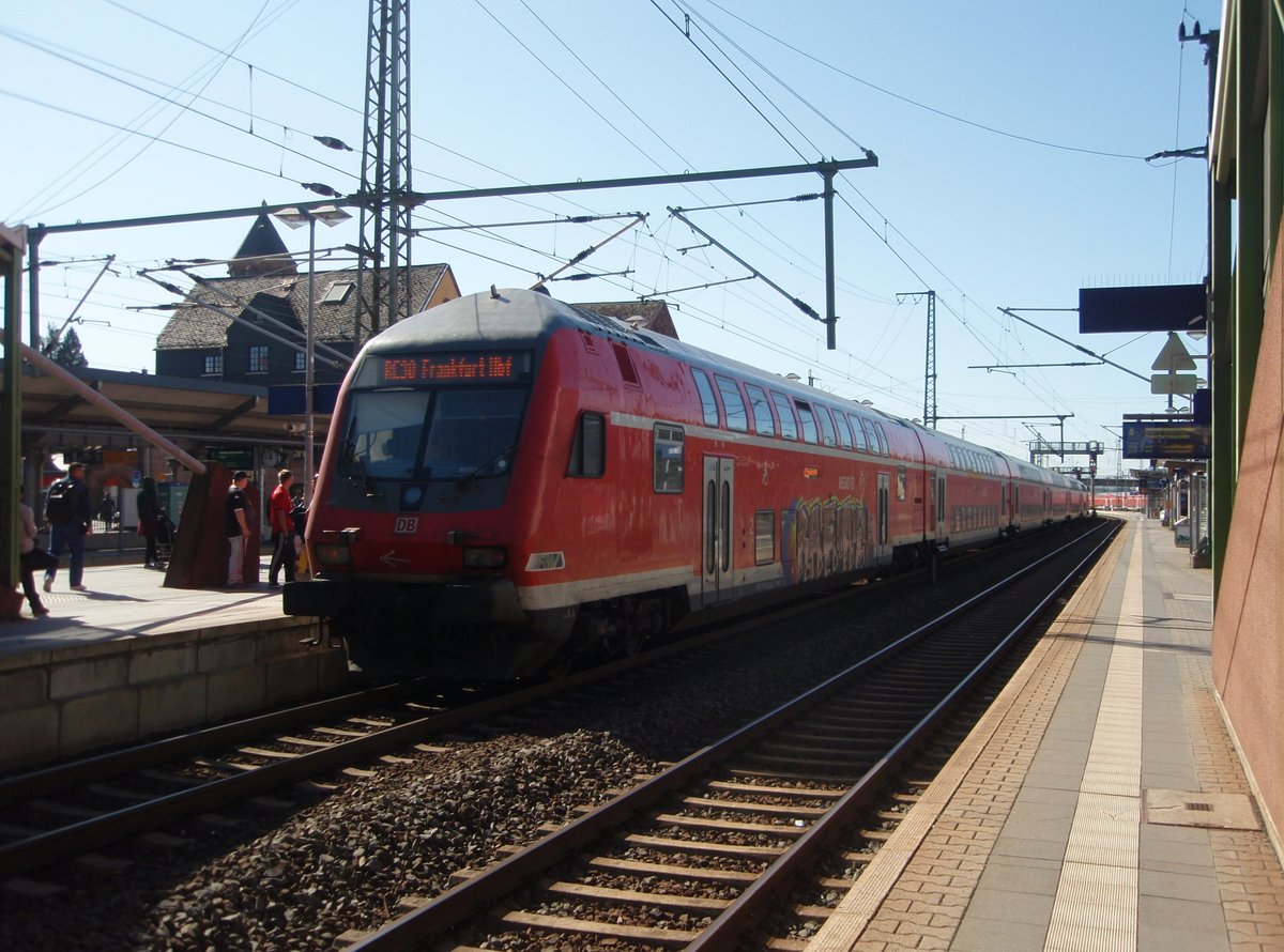Ein Doppelstock Steuerwagen als RE Kassel - Frankfurt (Main) Hbf in Gieen. 21.09.2019
