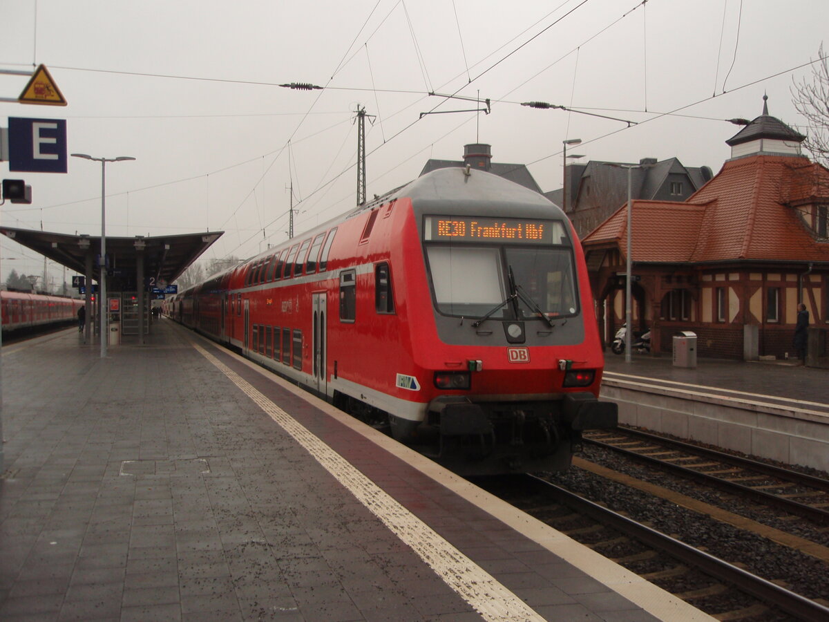 Ein Doppelstock Steuerwagen als RE 30 Kassel Hbf - Frankfurt (Main) Hbf in Friedberg (Hess.). 18.12.2021