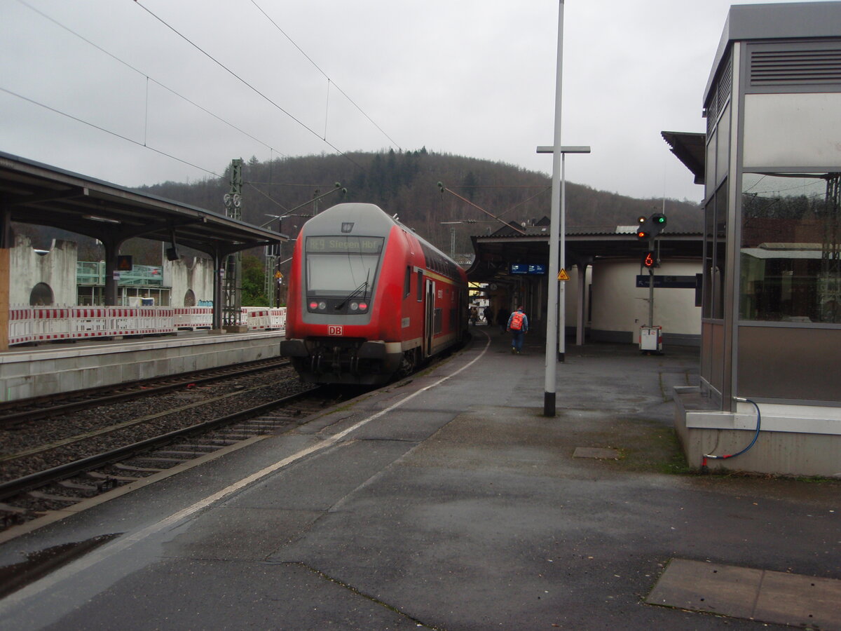 Ein Doppelstock Steuerwagen als RE 9 Aachen Hbf - Siegen Hbf in Betzdorf (Sieg). 20.12.2024