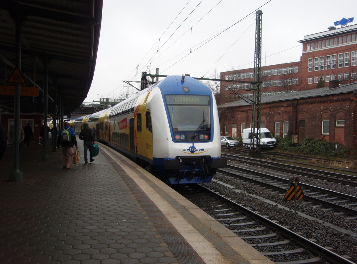 Ein Doppelstock Steuerwagen der metronom Eisenbahngesellschaft als RE 5 Hamburg Hbf - Cuxhaven in Hamburg-Harburg. 07.02.2015