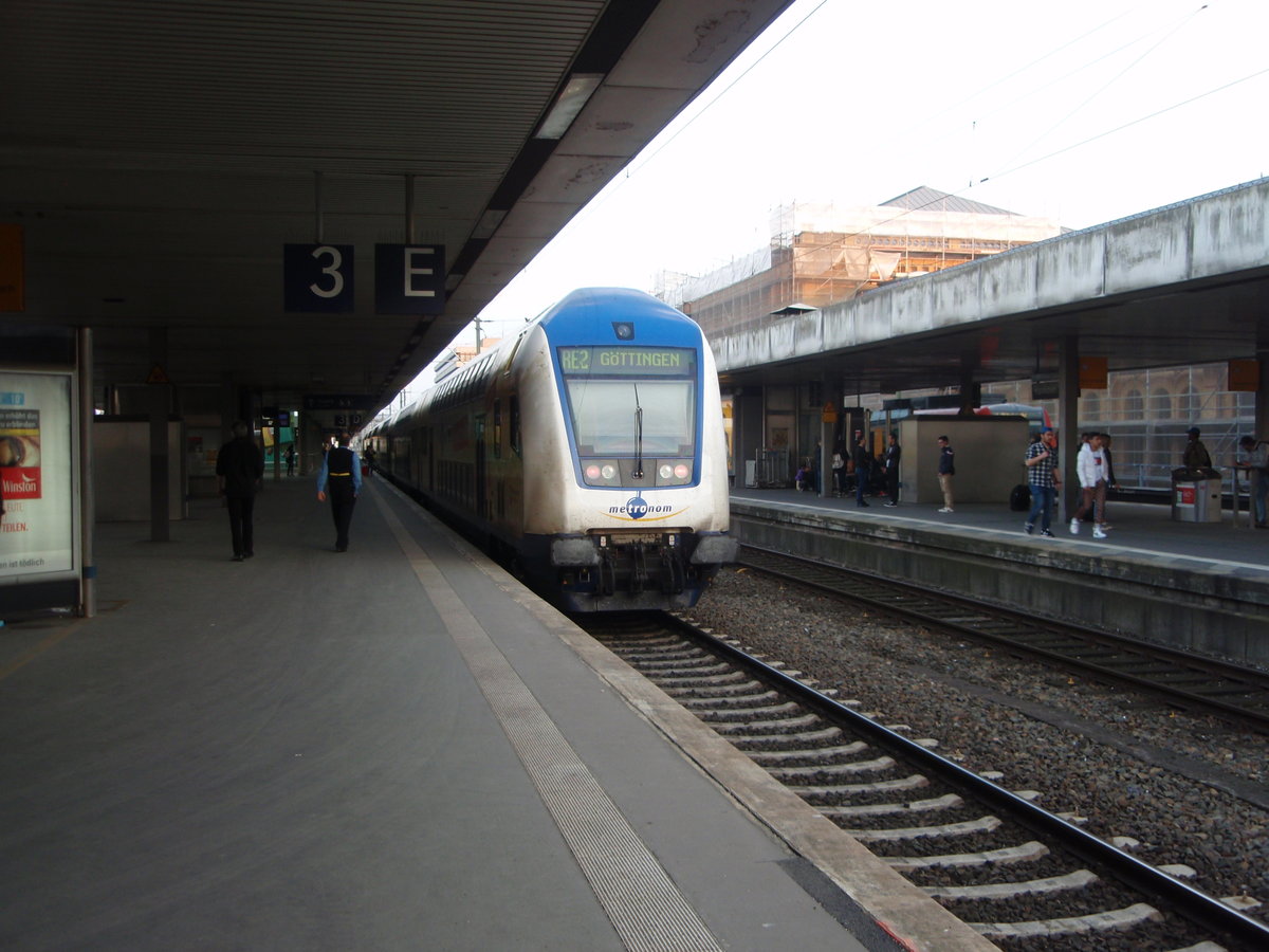Ein Doppelstock Steuerwagen der metronom Eisenbahngesellschaft als RE 2 Uelzen - Gttingen in Hannover Hbf. 30.03.2019