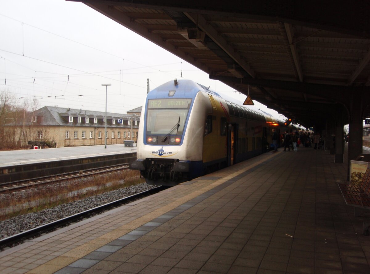 Ein Doppelstock Steuerwagen der metronom Eisenbahngesellschaft als RE 2 nach Uelzen in Gttingen. 06.12.2024