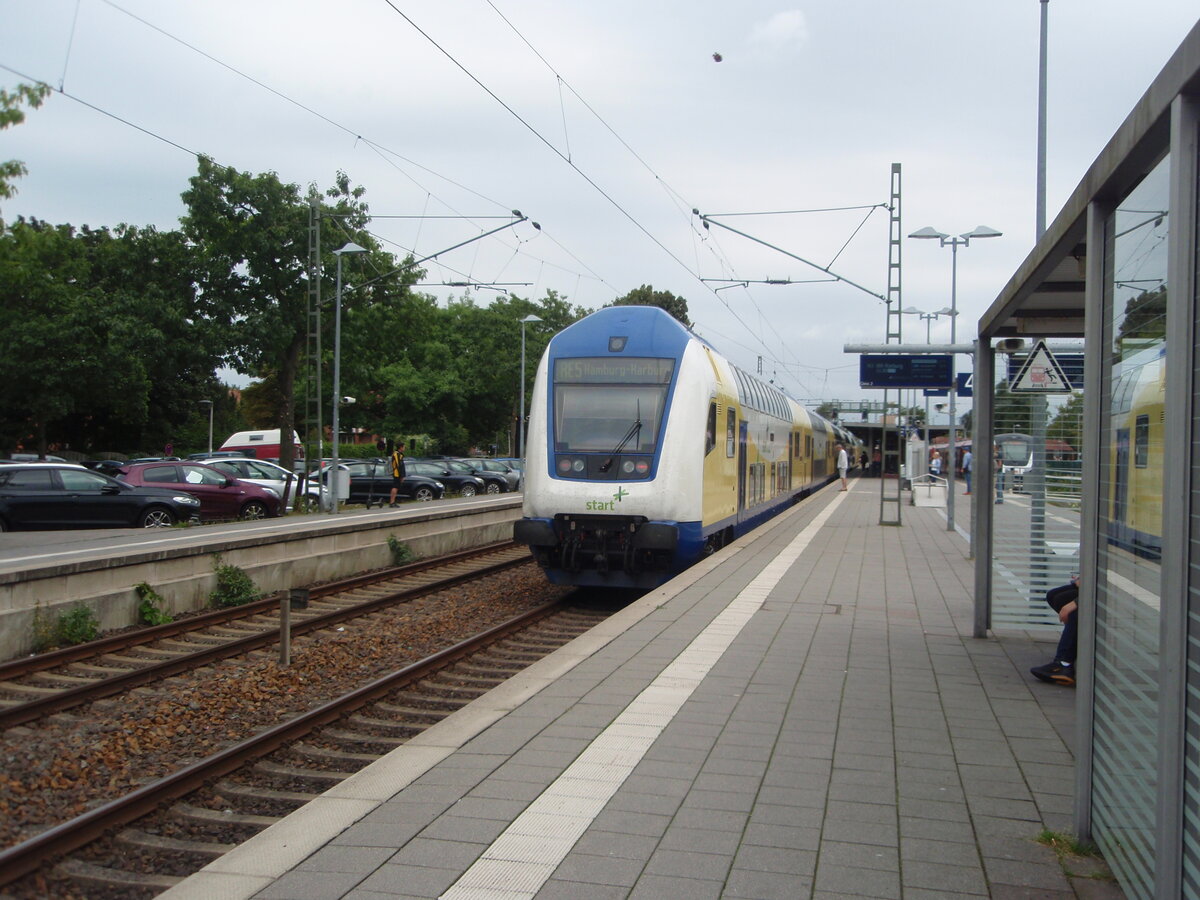 Ein Doppelstock Steuerwagen der start Unterelbe als RE 5 Cuxhaven - Hamburg-Harburg in Buxtehude. 17.08.2024