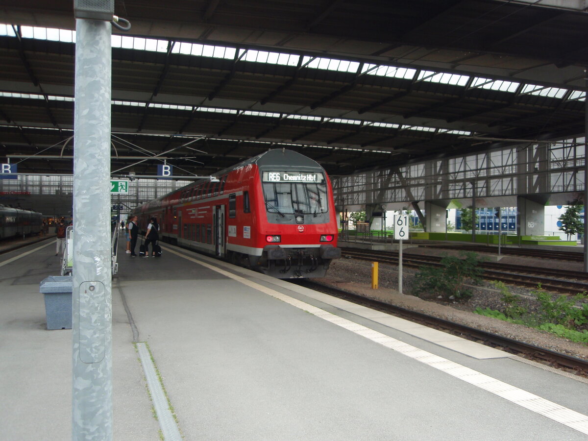 Ein Doppelstock Steuerwagen der Wedler Franz Logistik im Einsatz fr die Mitteldeutsche Regiobahn als RE 6 nach Leipzig Hbf in Chemnitz Hbf. 14.07.2025